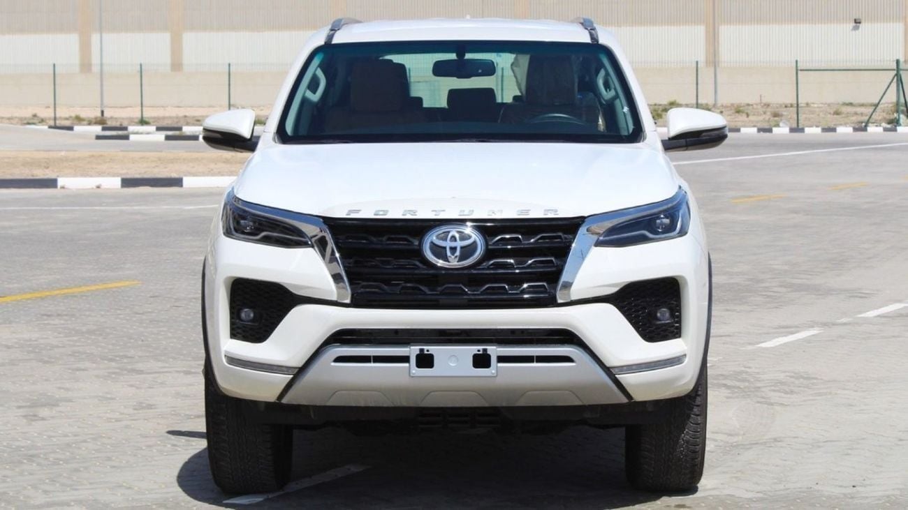 Toyota Fortuner 2.4 л 2024 г. Белый