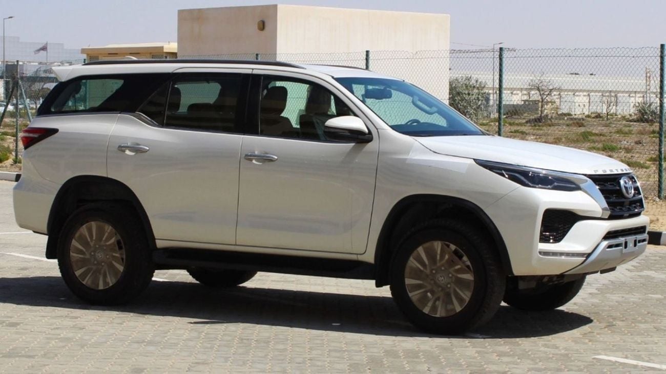 Toyota Fortuner 2.4 л 2024 г. Белый