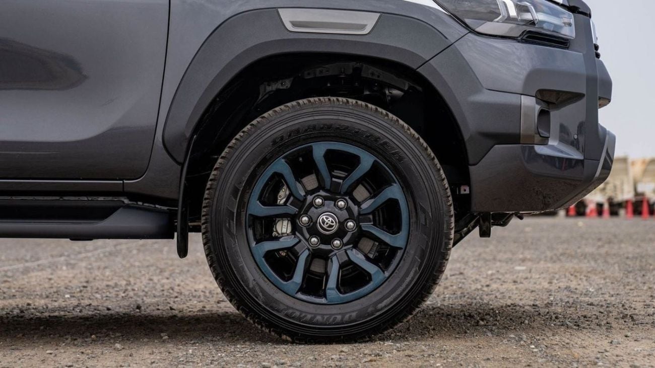 Toyota Hilux 2.8 л 2026 г. Серый