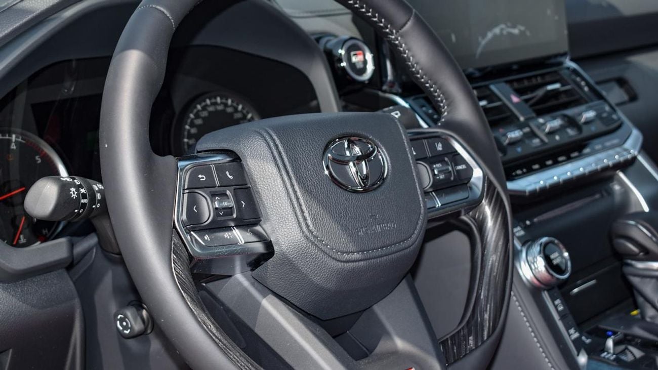 Toyota Land Cruiser 3.3 л 2024 г. Белый