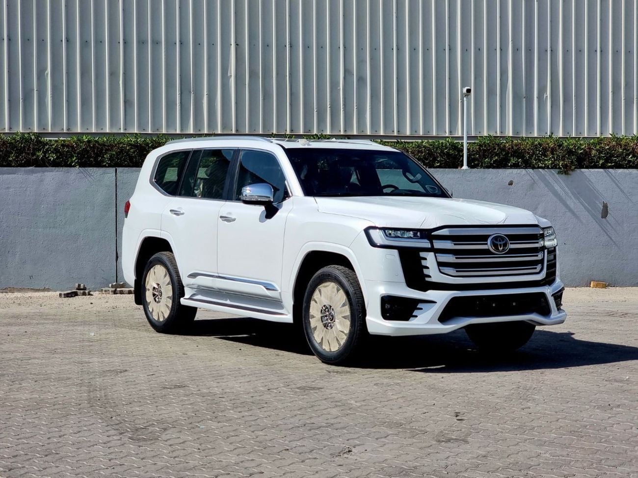Toyota Land Cruiser 3.3 л 2026 г. Белый