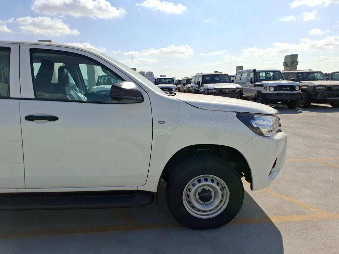 Toyota Hilux 2.4 л 2026 г. Белый