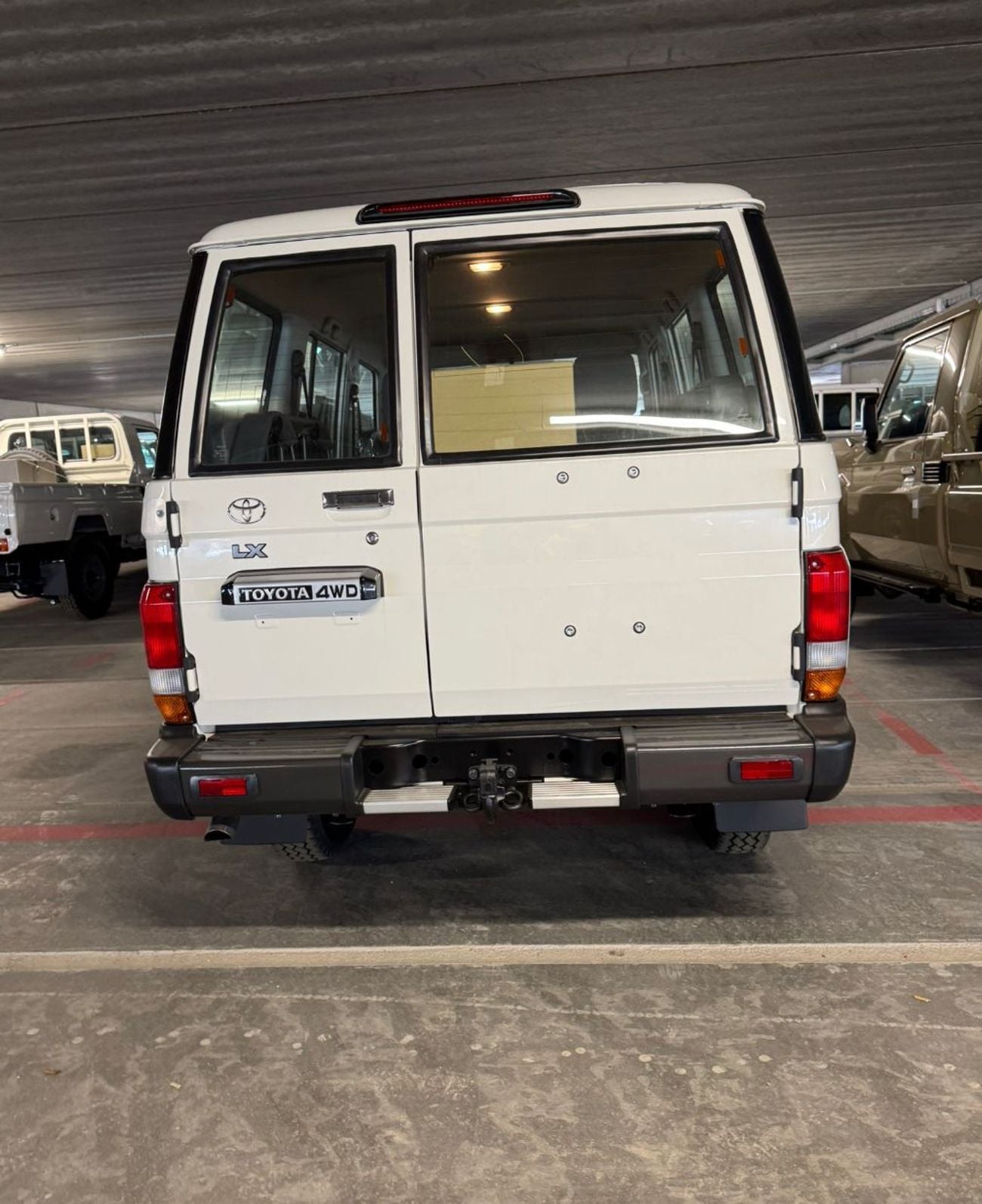 Toyota Land Cruiser 70 4.2 л 2026 г. Белый, пробег 9 км