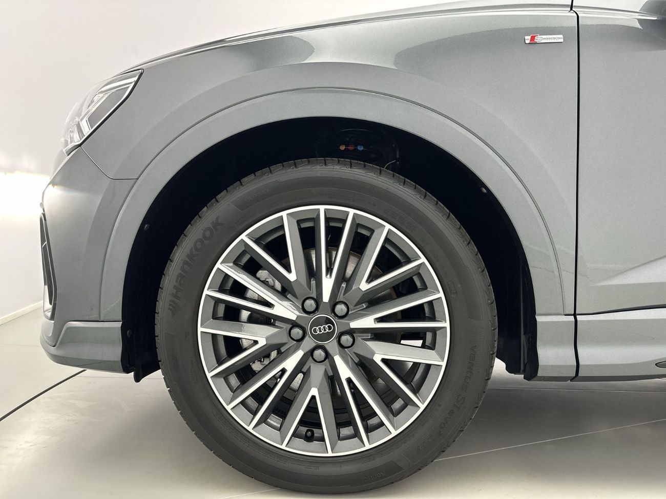 Audi Q3 2.0 л 2026 г. Серый, пробег 100 км