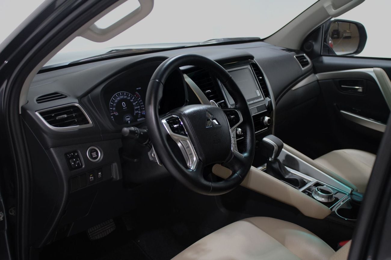 Mitsubishi Montero Sport 3.0 л 2023 г. Серый