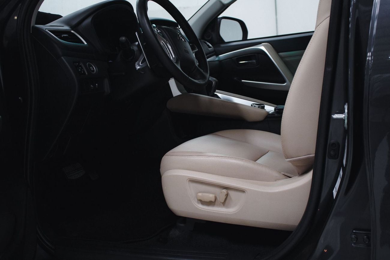 Mitsubishi Montero Sport 3.0 л 2023 г. Серый