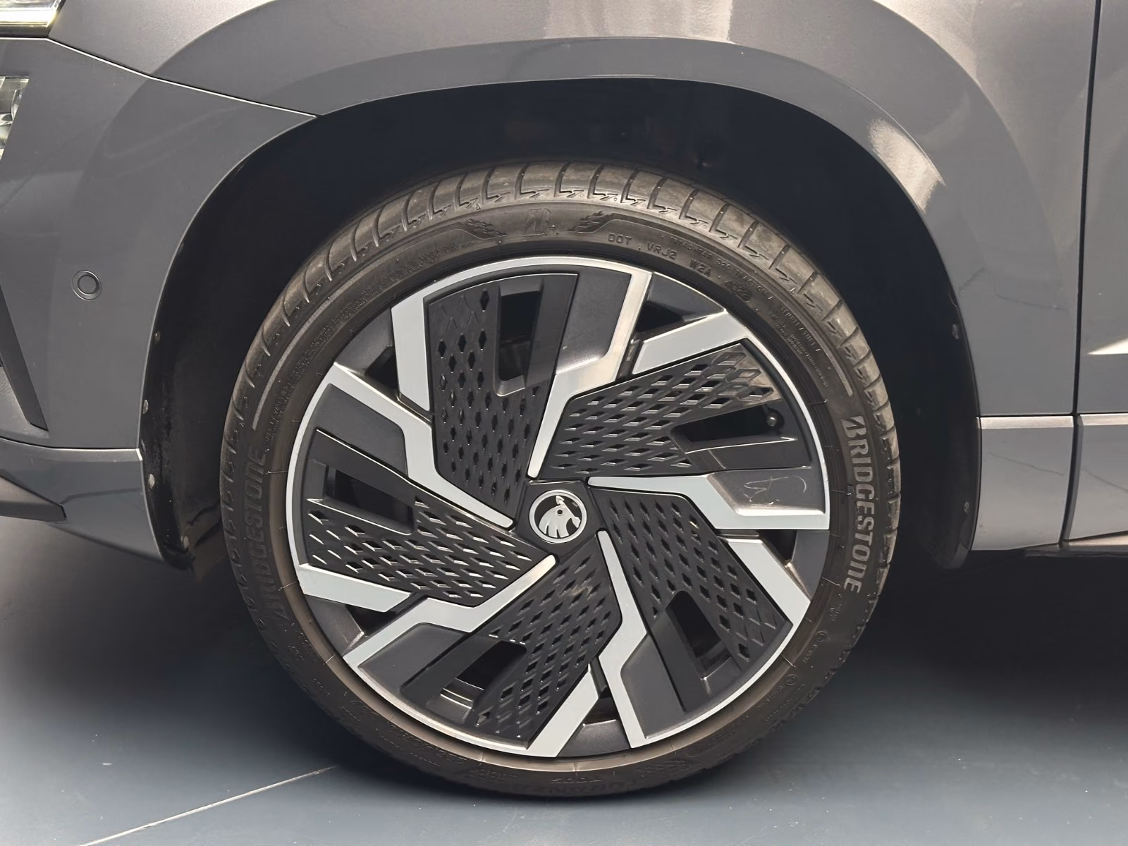 Skoda Karoq 2023 г. Серый, пробег 34000 км