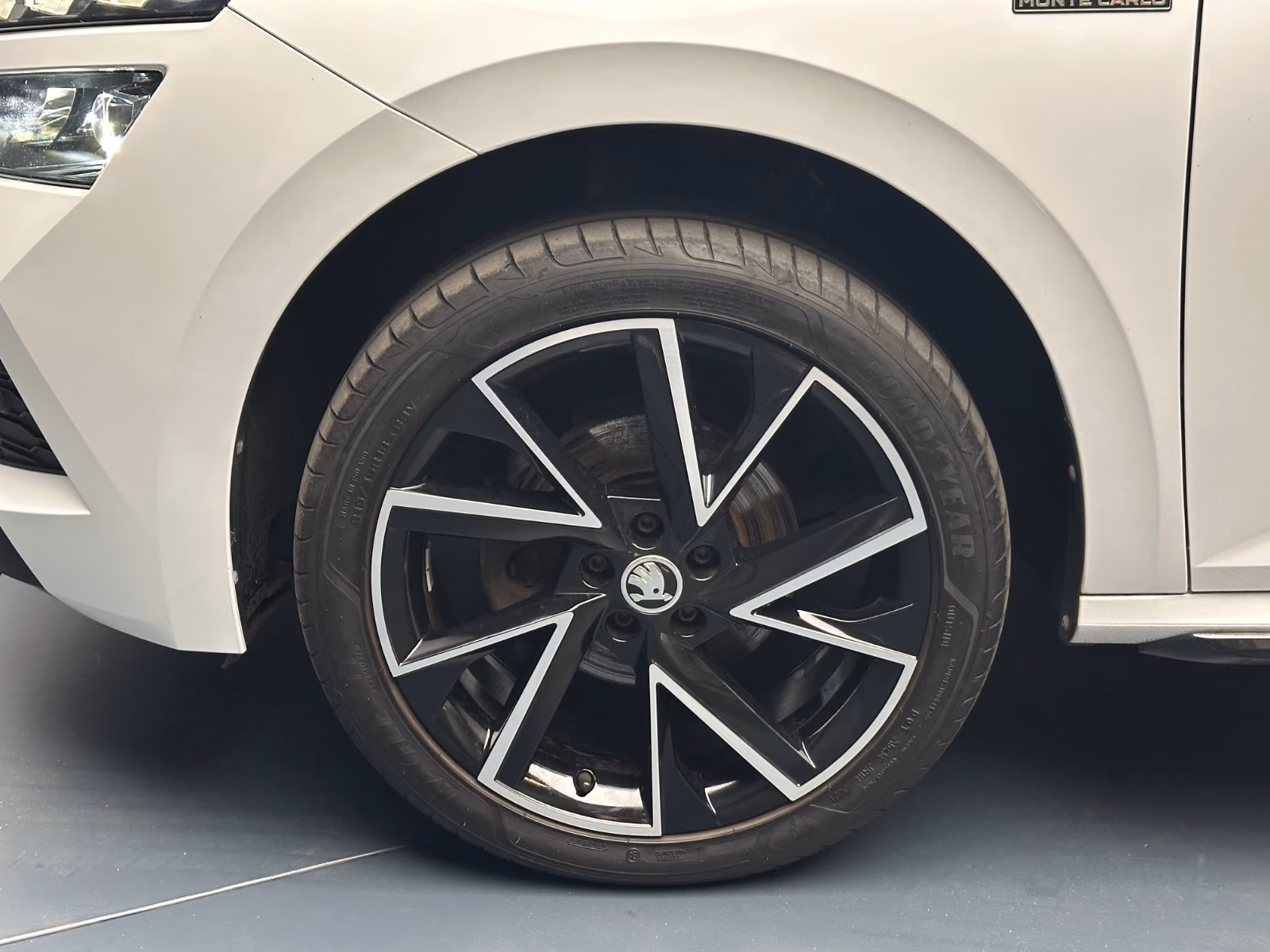 Skoda Kamiq 2021 г. Белый, пробег 42650 км