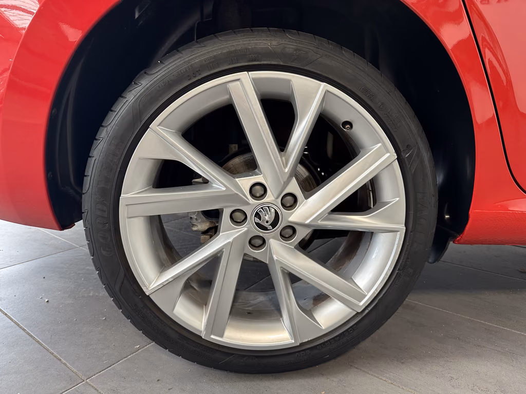 Skoda Scala 2023 г. Красный, пробег 49750 км