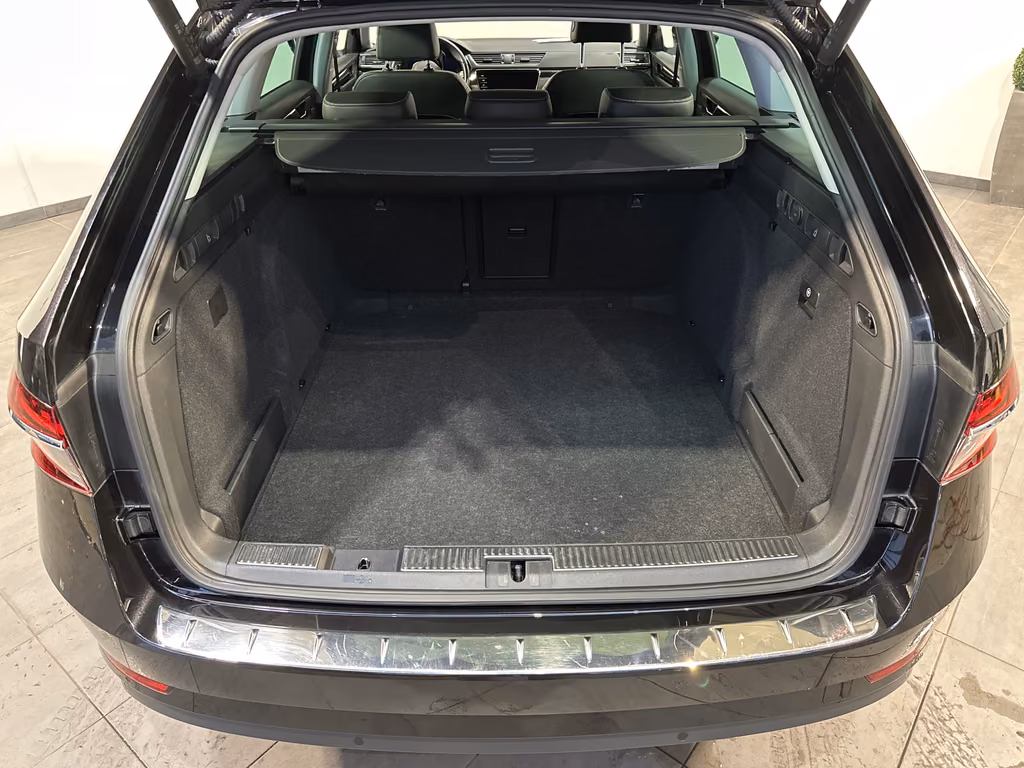 Skoda Superb 2023 г. Чёрный, пробег 59750 км