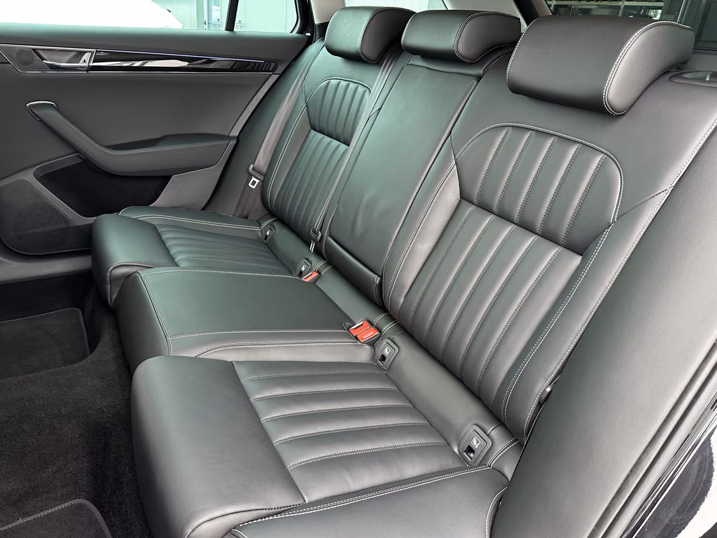 Skoda Superb 2023 г. Чёрный, пробег 59750 км