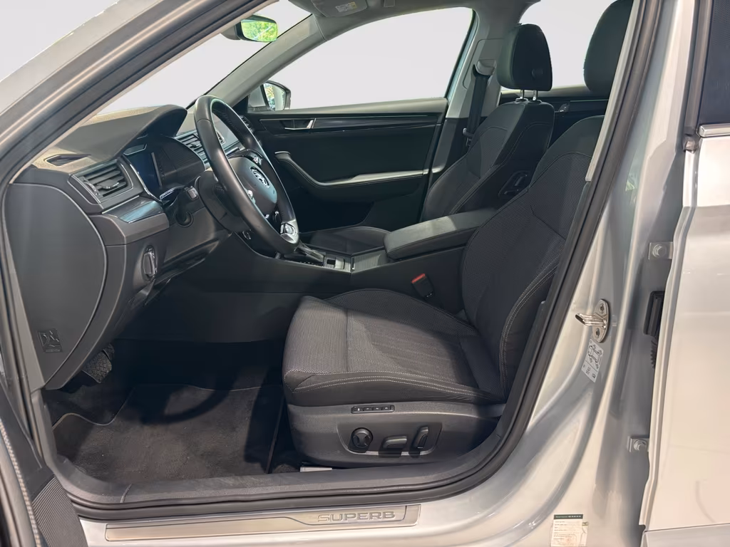 Skoda Superb 2022 г. Серебристый, пробег 45100 км