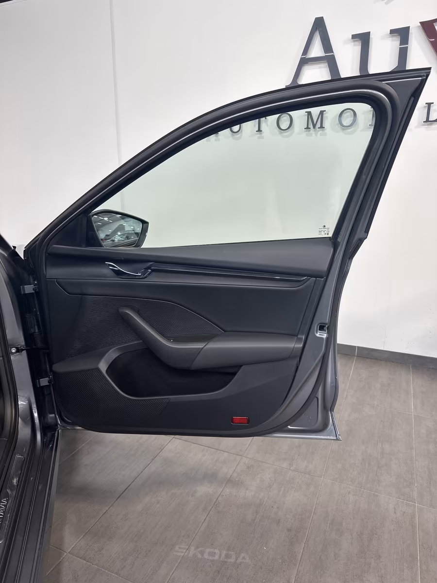 Skoda Octavia 2023 г. Серый, пробег 56750 км