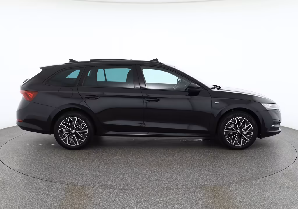 Skoda Octavia 2022 г. Чёрный, пробег 45205 км