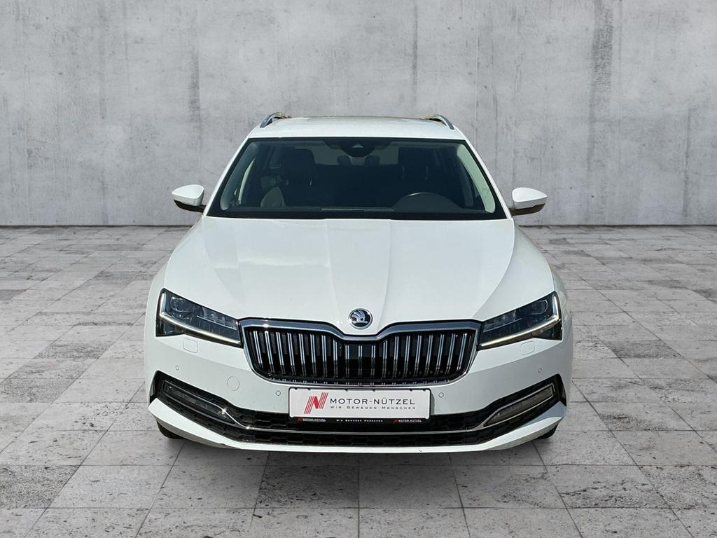 Skoda Superb 2023 г. Белый, пробег 45968 км