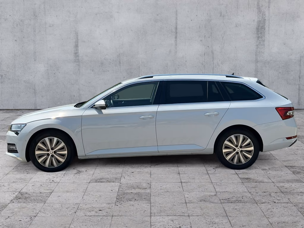 Skoda Superb 2023 г. Белый, пробег 45968 км
