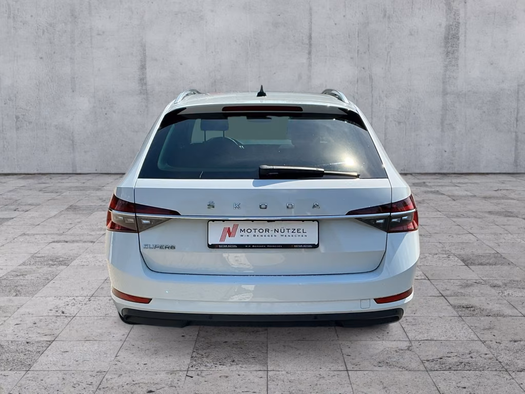 Skoda Superb 2023 г. Белый, пробег 45968 км