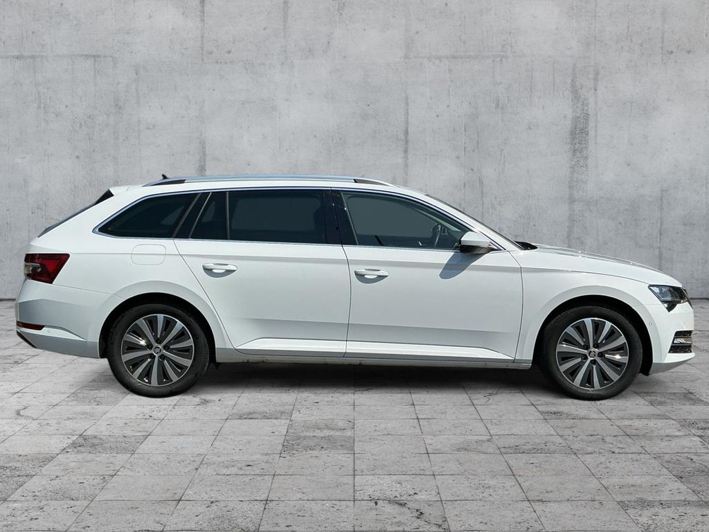 Skoda Superb 2023 г. Белый, пробег 45968 км
