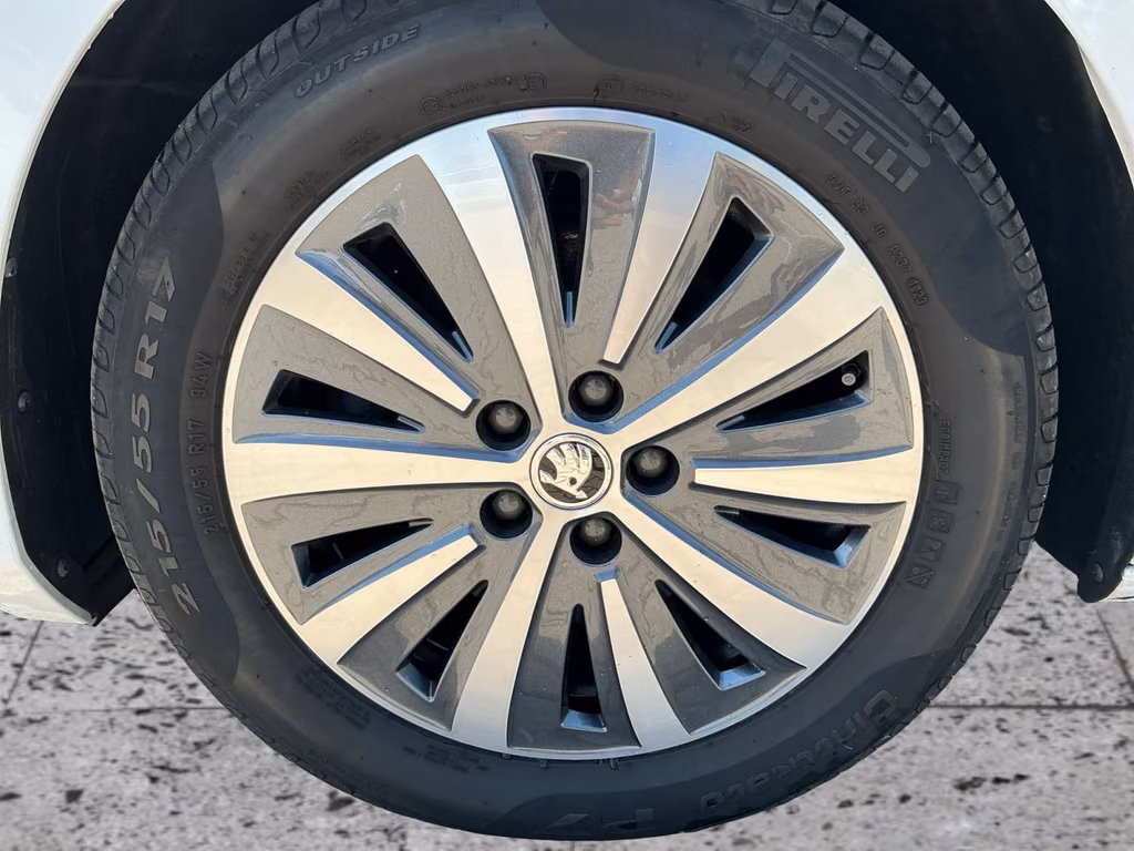Skoda Superb 2023 г. Белый, пробег 45968 км