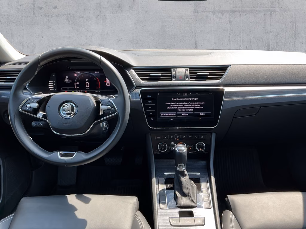 Skoda Superb 2023 г. Белый, пробег 45968 км
