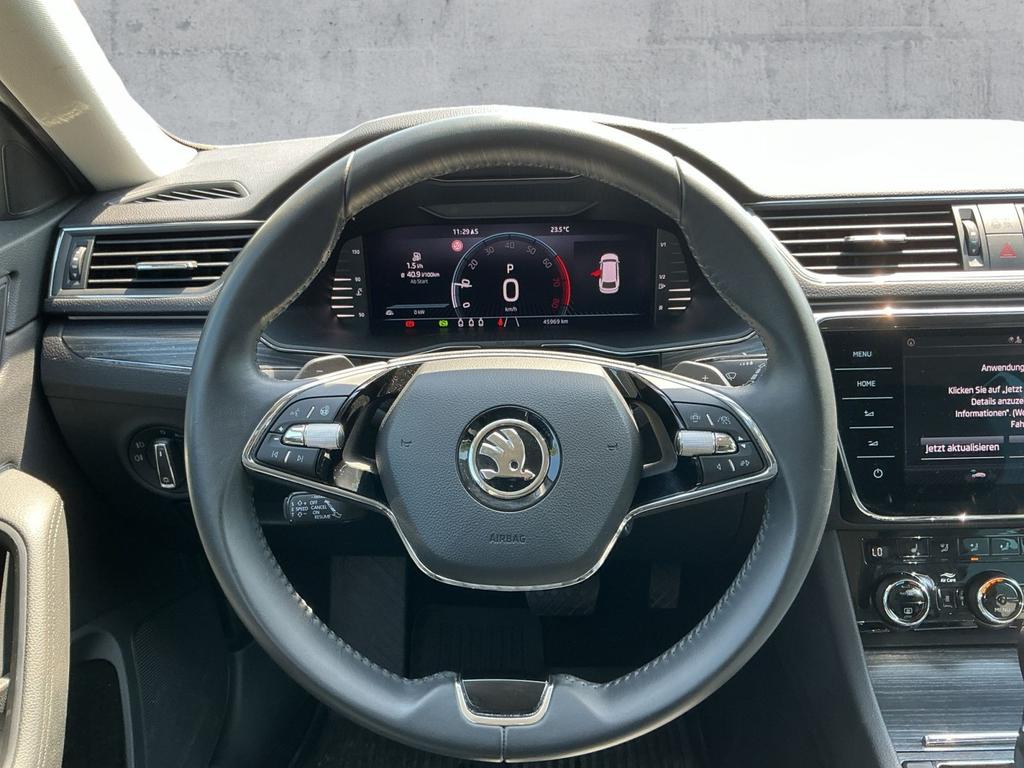 Skoda Superb 2023 г. Белый, пробег 45968 км