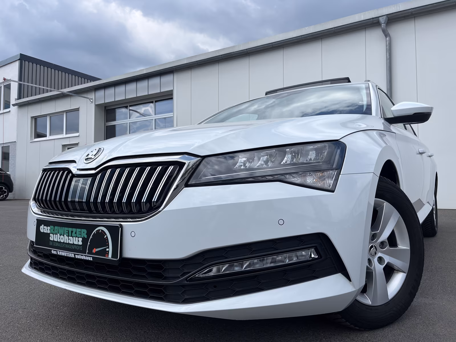 Skoda Superb 2022 г. Белый, пробег 59193 км