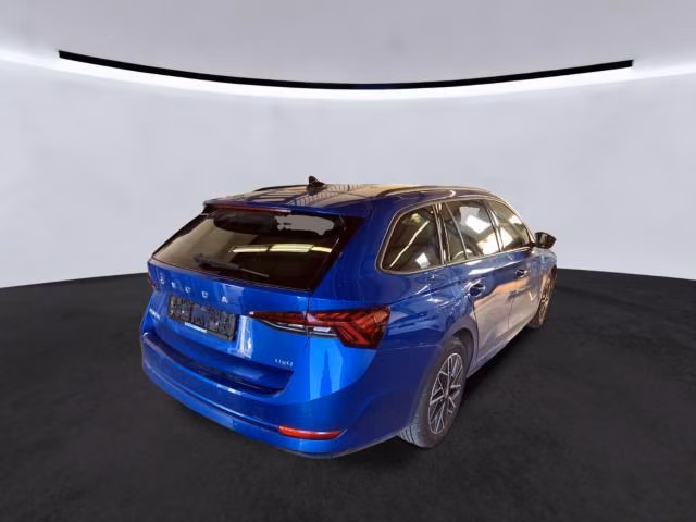 Skoda Octavia 2023 г. Синий, пробег 58996 км