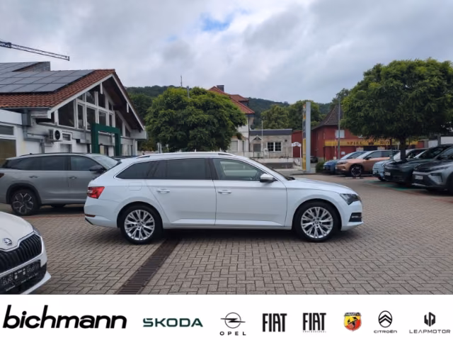 Skoda Superb 2023 г. Белый, пробег 44104 км