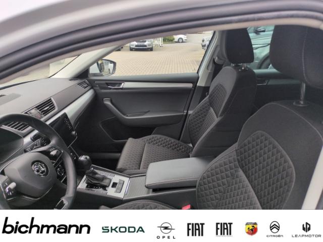 Skoda Superb 2023 г. Белый, пробег 44104 км