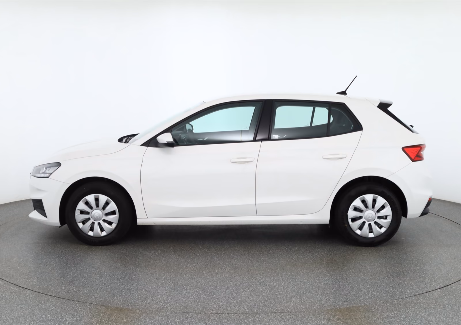 Skoda Fabia 2023 г. Белый, пробег 56944 км