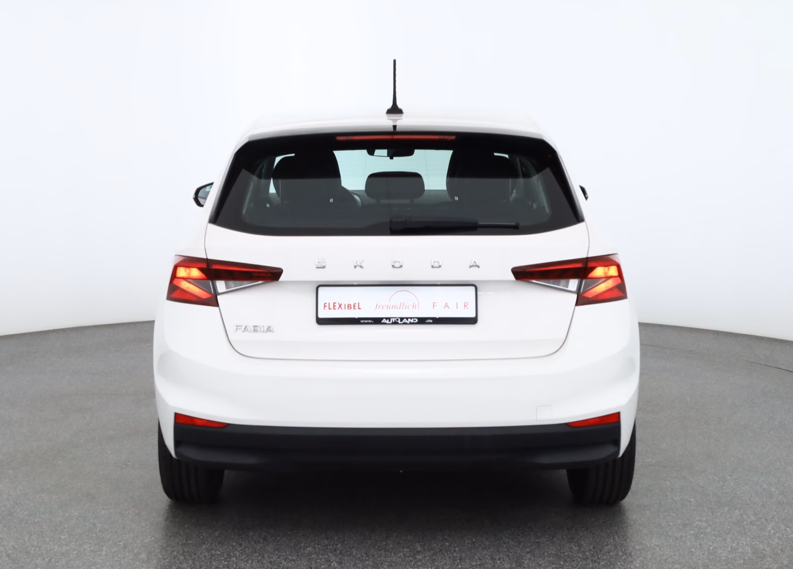 Skoda Fabia 2023 г. Белый, пробег 56944 км