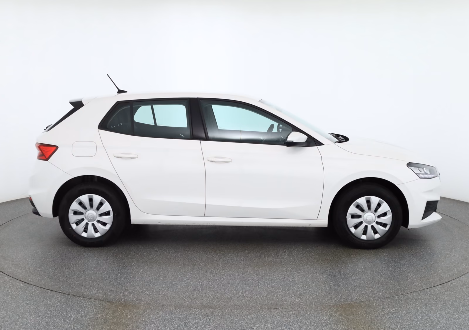 Skoda Fabia 2023 г. Белый, пробег 56944 км