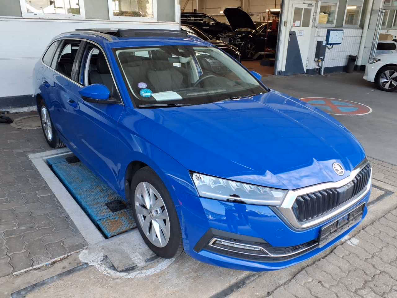 Skoda Octavia 2023 г. Синий, пробег 56800 км