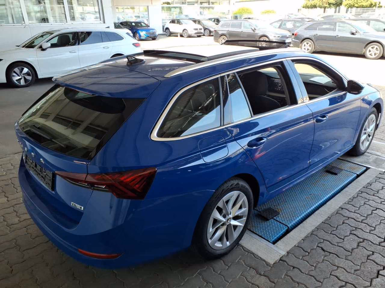 Skoda Octavia 2023 г. Синий, пробег 56800 км