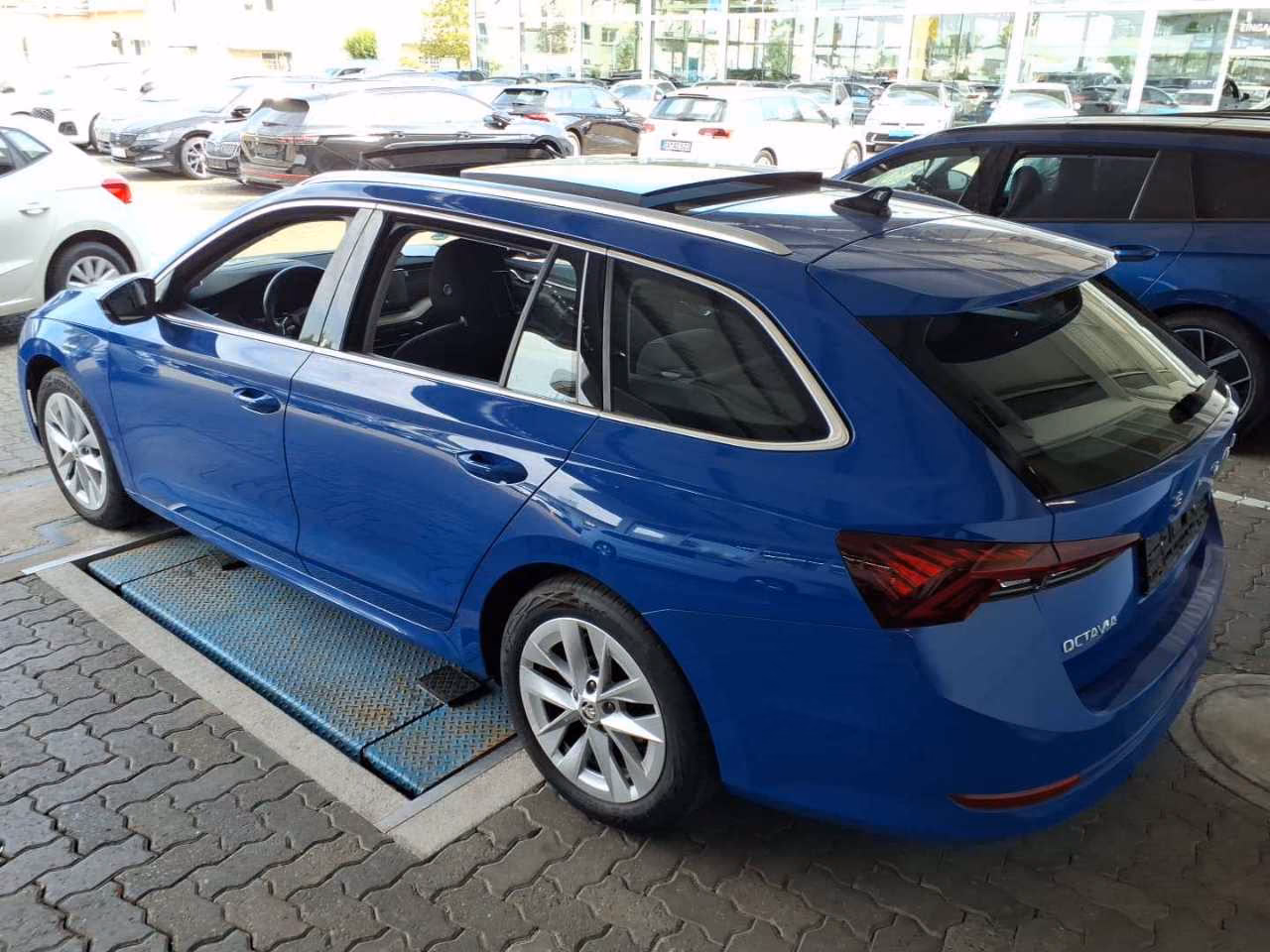 Skoda Octavia 2023 г. Синий, пробег 56800 км