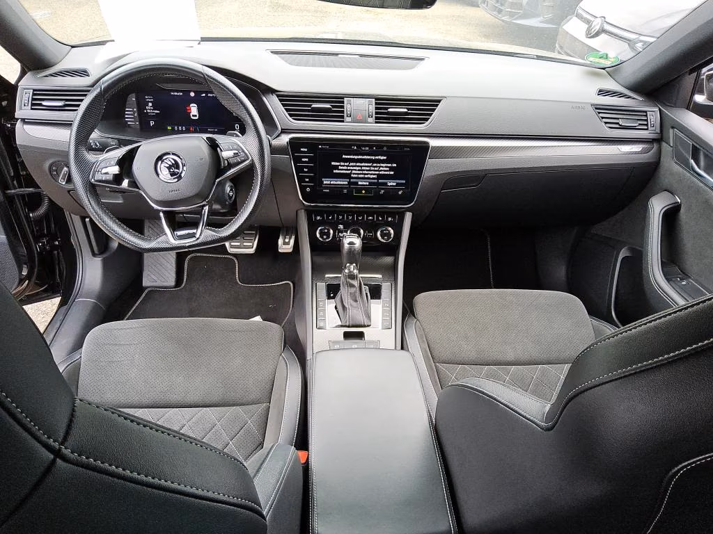 Skoda Superb 2023 г. Чёрный, пробег 49270 км