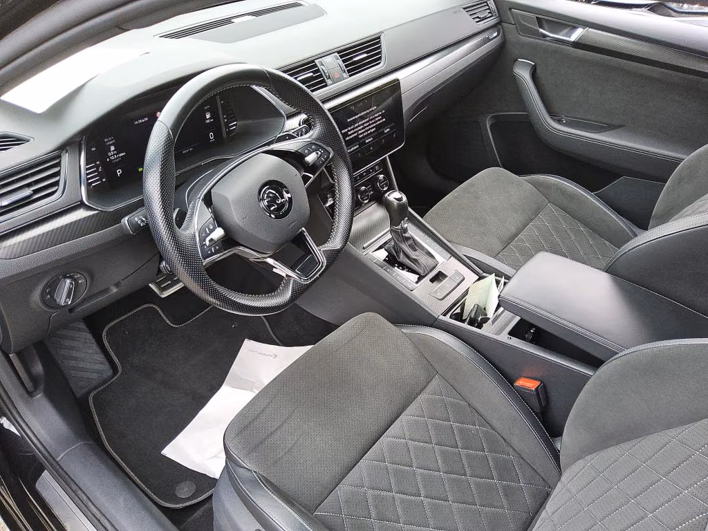 Skoda Superb 2023 г. Чёрный, пробег 49270 км