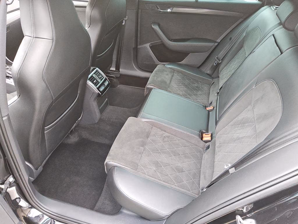 Skoda Superb 2023 г. Чёрный, пробег 49270 км