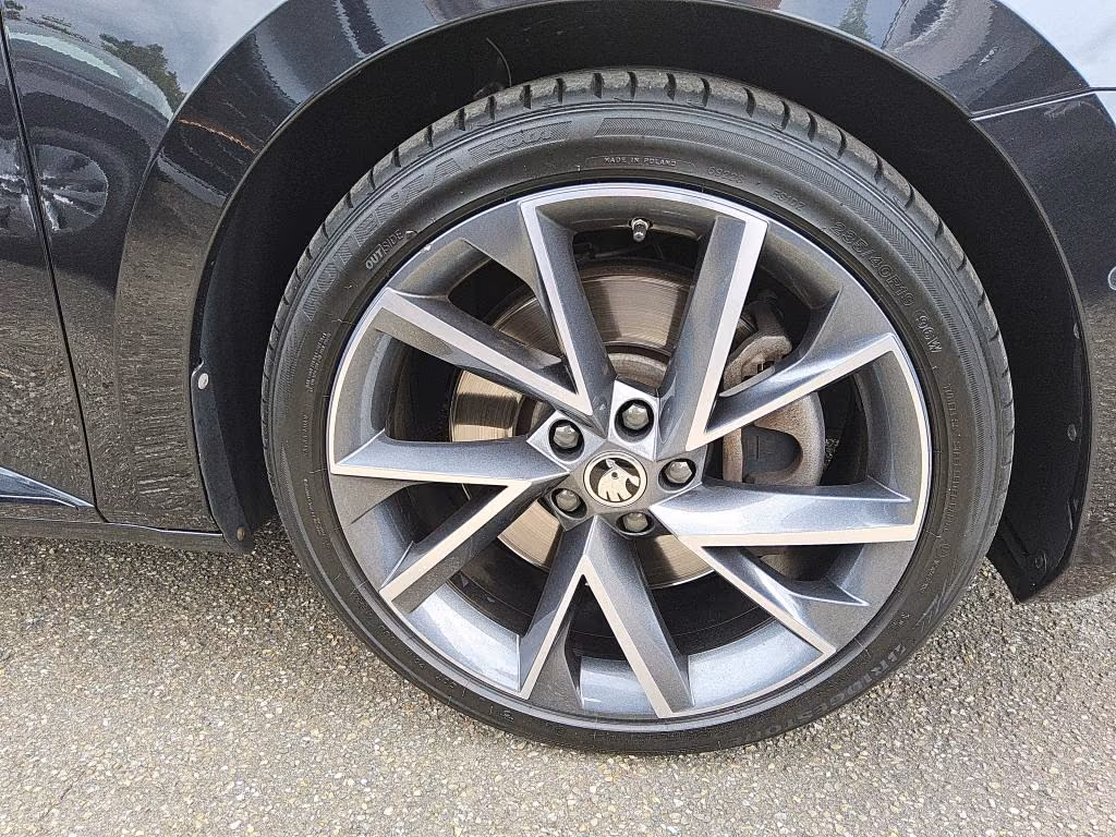 Skoda Superb 2023 г. Чёрный, пробег 49270 км