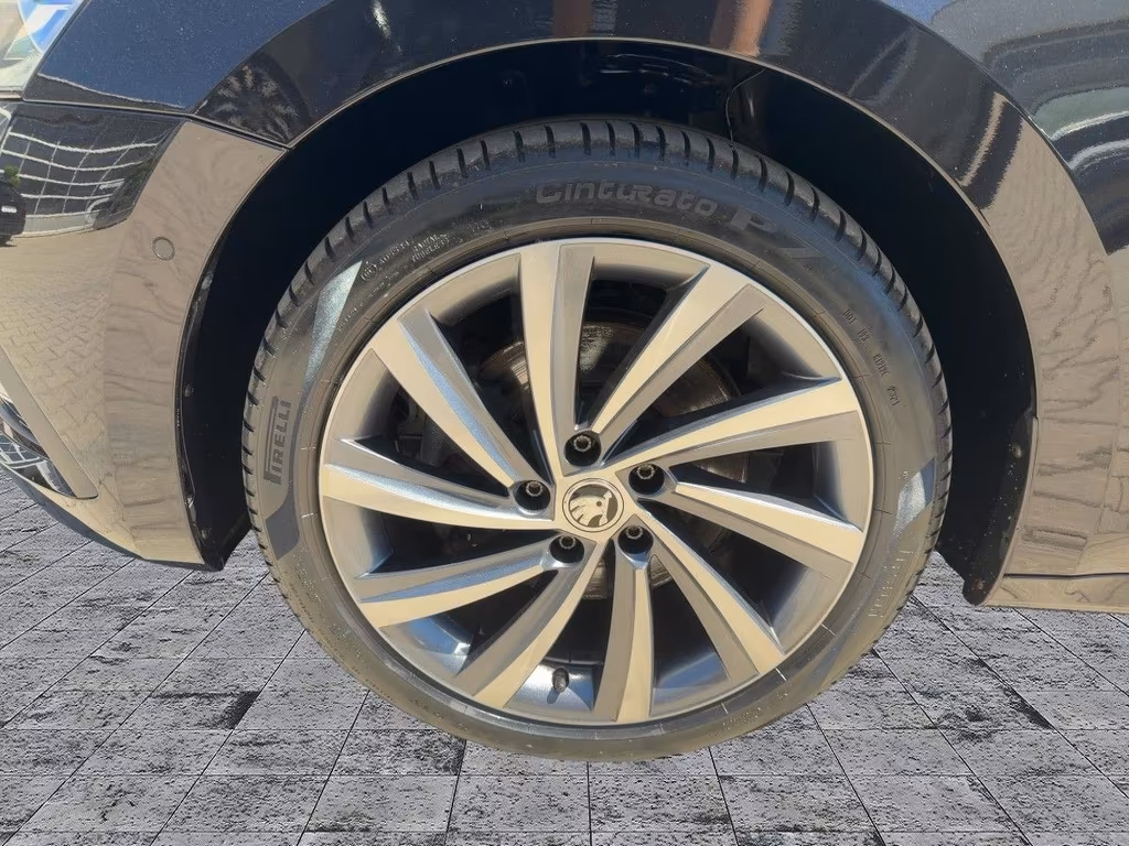 Skoda Octavia 2022 г. Чёрный, пробег 48640 км