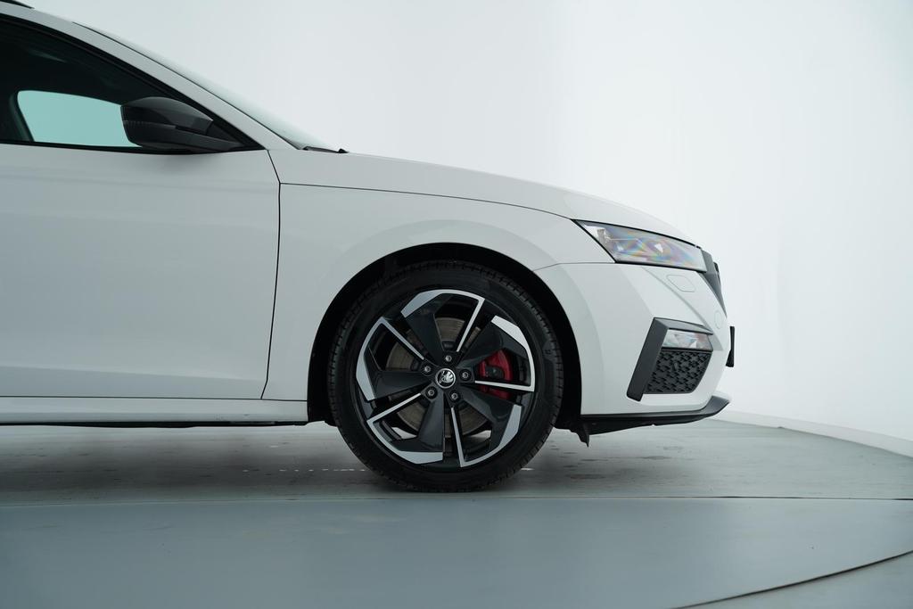 Skoda Octavia 2022 г. Белый, пробег 39999 км