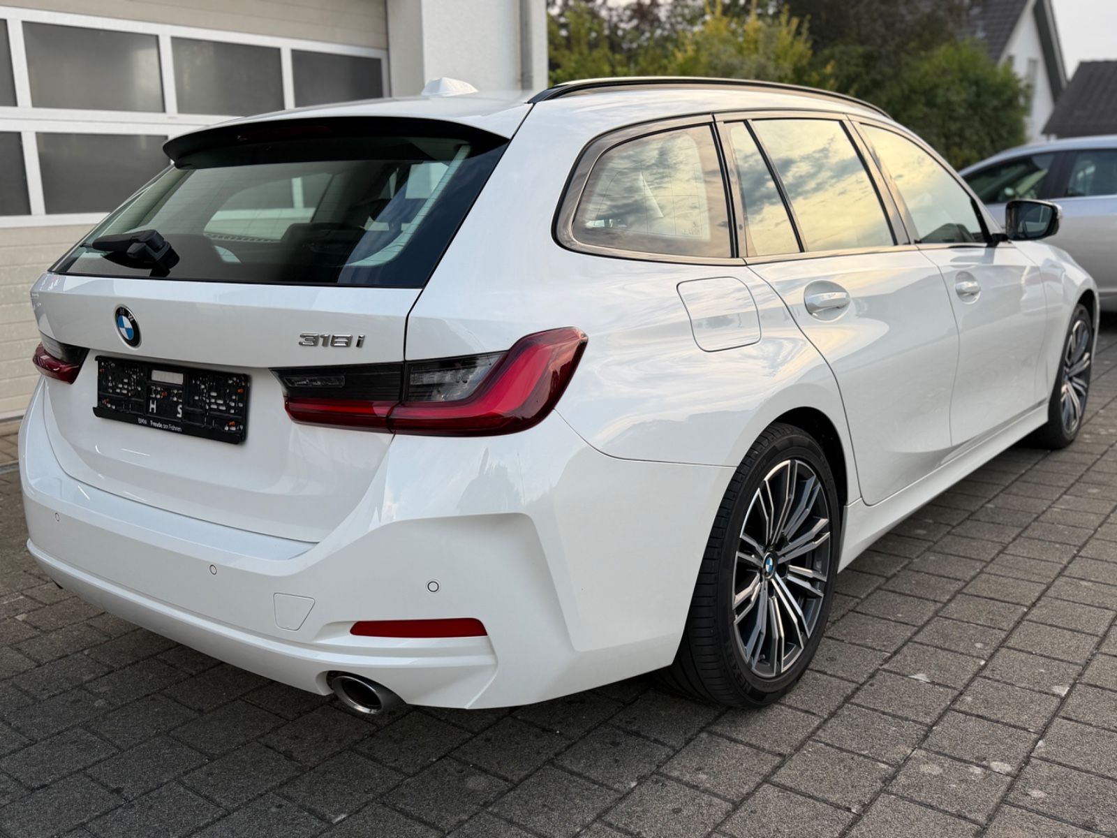 BMW 318 2023 г. Белый, пробег 54926 км