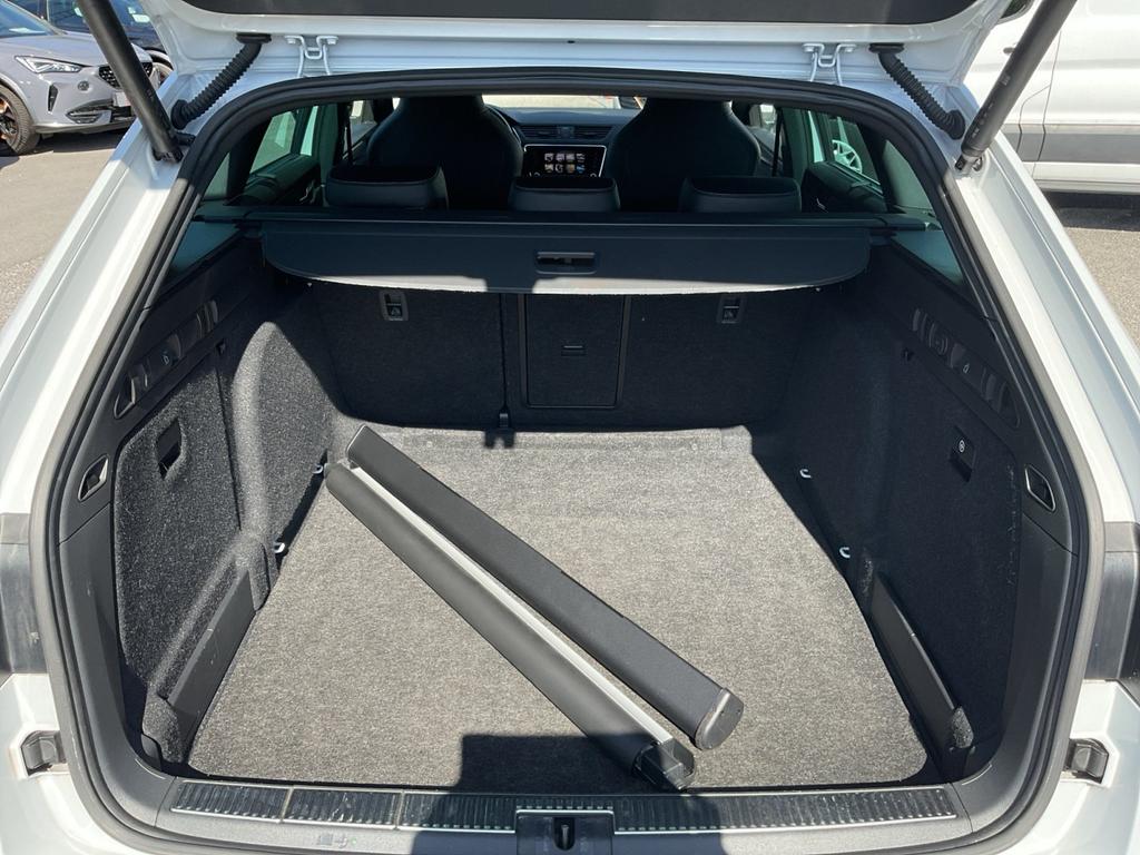 Skoda Superb 2023 г. Белый, пробег 59440 км
