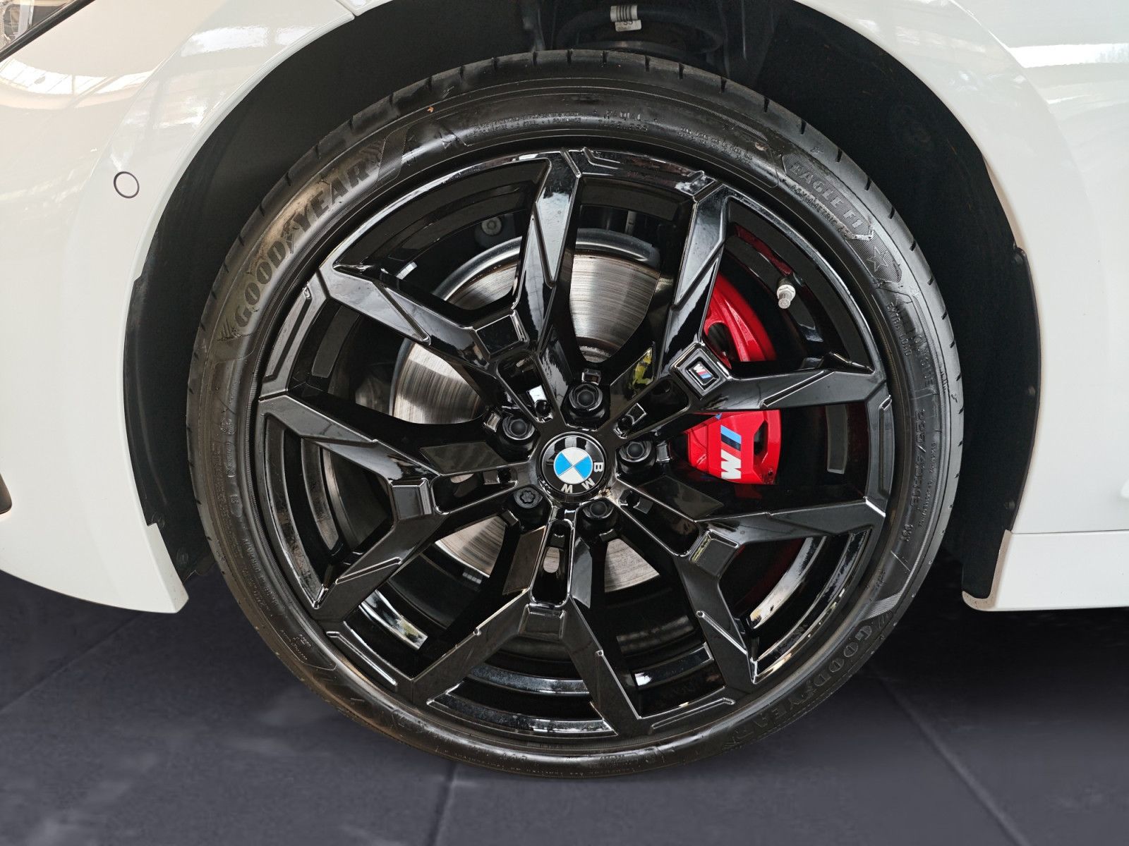 BMW 320 2025 г. Белый, пробег 27705 км