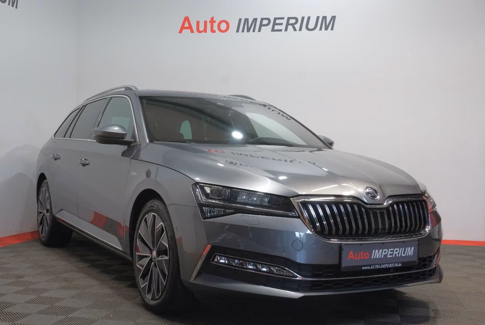 Skoda Superb 2023 г. Серый, пробег 39002 км