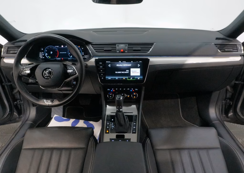 Skoda Superb 2023 г. Серый, пробег 39002 км