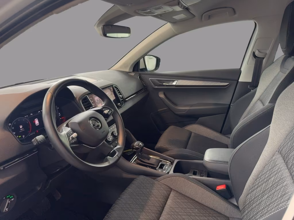 Skoda Karoq 2023 г. Белый, пробег 51700 км