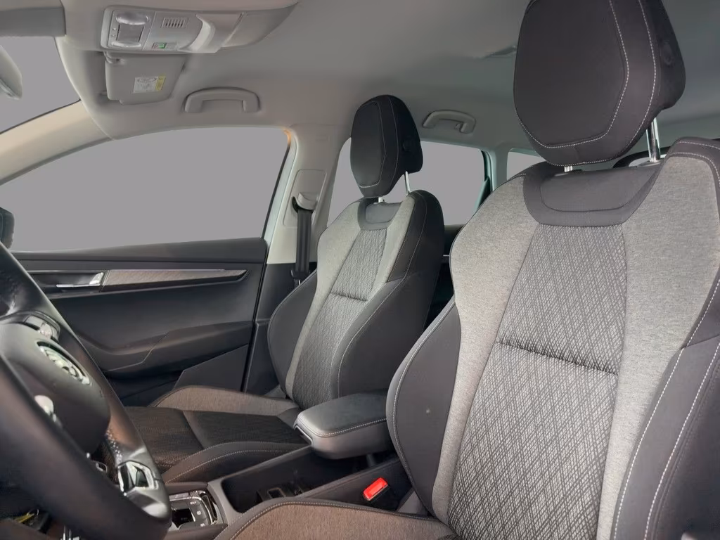 Skoda Karoq 2023 г. Белый, пробег 51700 км