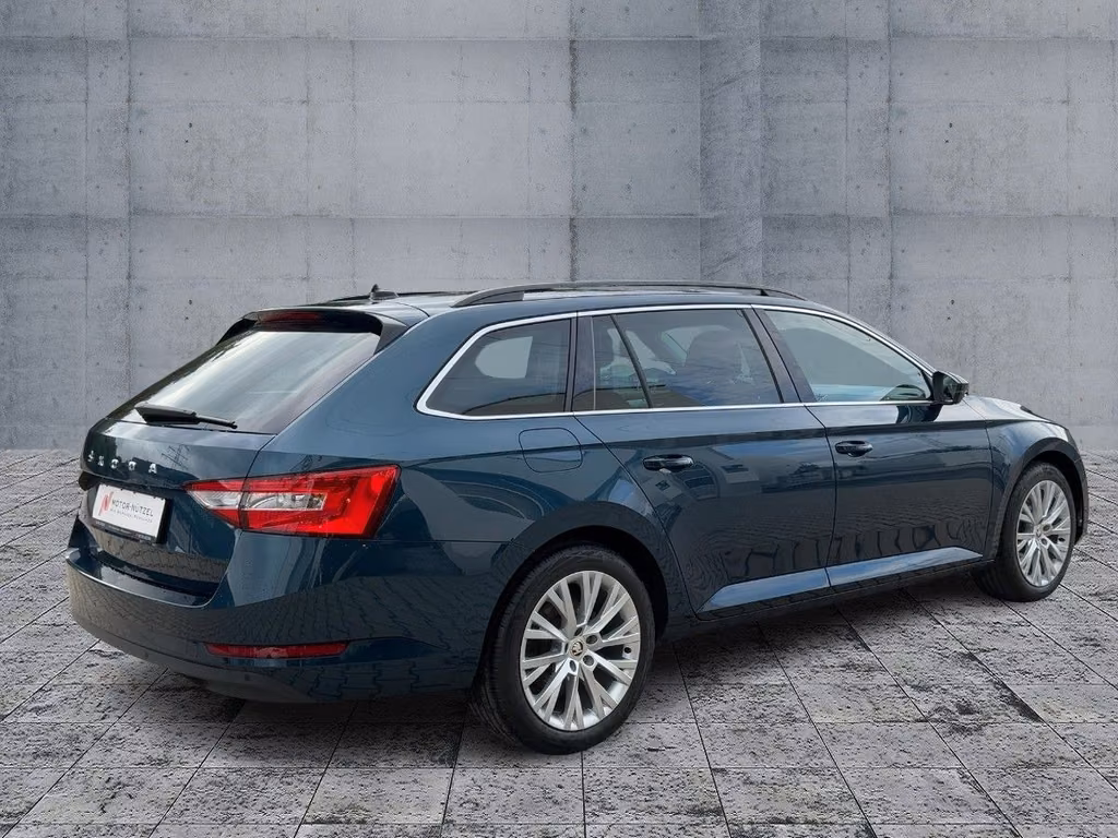 Skoda Superb 2023 г. Синий, пробег 51723 км