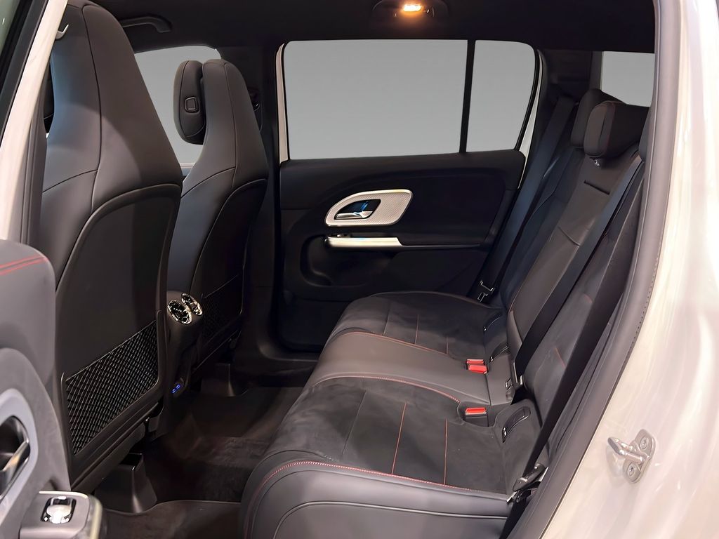 Mercedes-Benz GLB 200 2026 г. Белый, пробег 9900 км